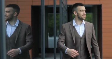 Bir evrak çantası ile işadamı sokakları iş bölgesi üzerinde yürüme