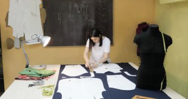 Giyim Tasarımcısı studio tablo üzerinde ölçümler ile çalışma