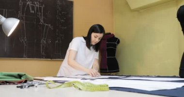 Giyim Tasarımcısı studio tablo üzerinde ölçümler ile çalışma