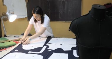 Giyim Tasarımcısı studio tablo üzerinde ölçümler ile çalışma