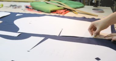 İşyerinde kadın moda tasarımcısı ve terzi olarak. Moda Tasarımcısı tablo üzerinde çalışma. yakın çekim