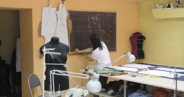 Atractiva joven diseñadora de moda mujer que trabaja en el estudio — Vídeos de Stock