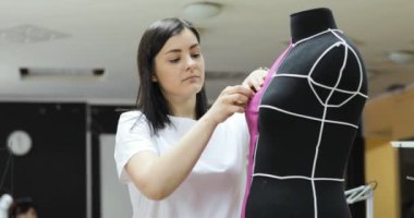 Genç Moda Tasarımcısı, terzi ve terzi elbise dikmek manken ve Studio ayarlama