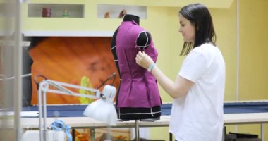 Genç Moda Tasarımcısı, terzi ve terzi elbise dikmek manken ve Studio ayarlama