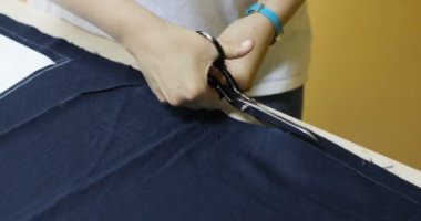 Genç kadın moda tasarımcısı Studio içinde çalışır. Kız şablonu özelleştirmek