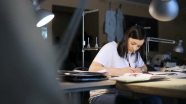 kadın moda tasarımcıları skeçler giyim Atölyesi çizim