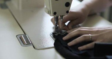 dikiş makinesi Studio ile moda tasarımcısı olarak çalışan kadın