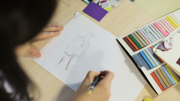 Дизайнери жіночої моди малюють ескізи для одягу в ательє — стокове відео