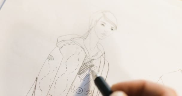 Fille dessine un crayon sur papier. Esquisses de dessinateur de mode féminin. Créateur de mode dessin et peinture. Gros plan — Video