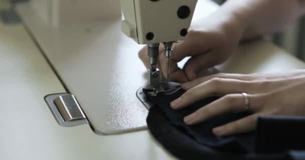 Женщина работает модельером с швейной машинкой в студии — стоковое видео