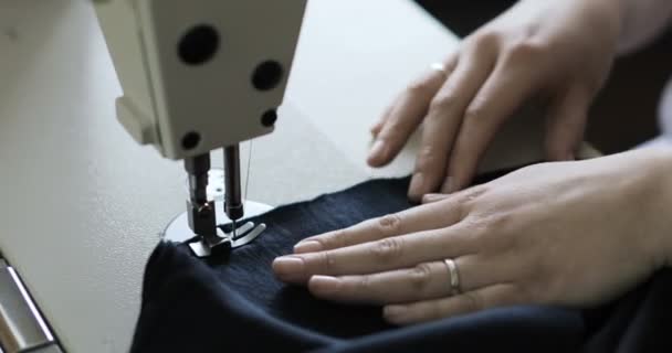 Vrouw die werkt met de naaimachine, Close up — Stockvideo