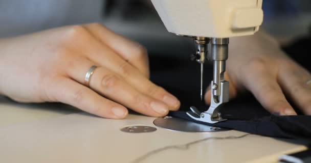 Žena pracuje jako módní návrhářka s šicí stroj ve studiu — Stock video