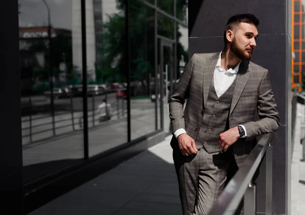 Empresario en la ciudad. Un hombre de negocios moderno. Joven confiado en traje completo parado al aire libre — Foto de Stock