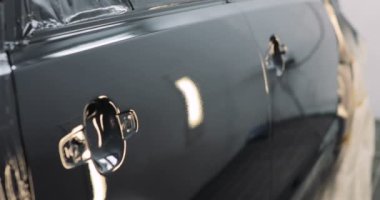 Bir araba boyama ve kurutma kabinleri boyama sonra araba hood. Otomatik araç kiraz renk hood. Araba otomobil parçaları booth sprey.
