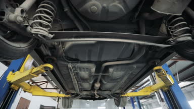 kaldırdı bir arabanın altında çalışıyor. Garaj hizmet. Otomobil Tanı