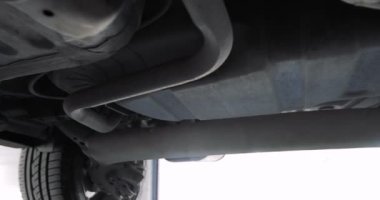 kaldırdı bir arabanın altında çalışıyor. Garaj hizmet. Otomobil Tanı