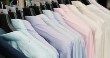 Askı bir mağazada asılı yeni güzel giysi koleksiyonu