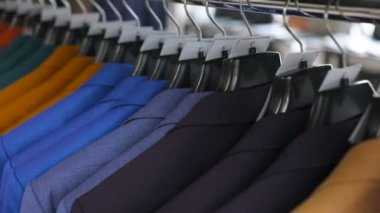 Erkek takım elbise terzi dükkanında. Mens eller onların gardıropta bir ceket seçin. Seçme erkek