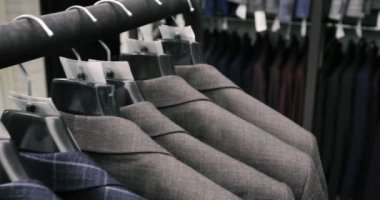 Erkek takım elbise terzi dükkanında. Mens eller onların gardıropta bir ceket seçin. Seçme erkek