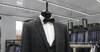 Şık erkek takım elbise. Bir mankenin erkek ceket. Erkek giyim. Giyim mağazası. Butiklerinde alışveriş.