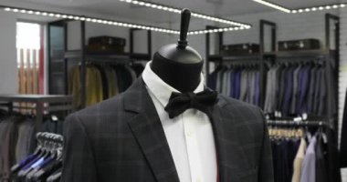 Şık erkek takım elbise. Bir mankenin erkek ceket. Erkek giyim. Giyim mağazası. Butiklerinde alışveriş.