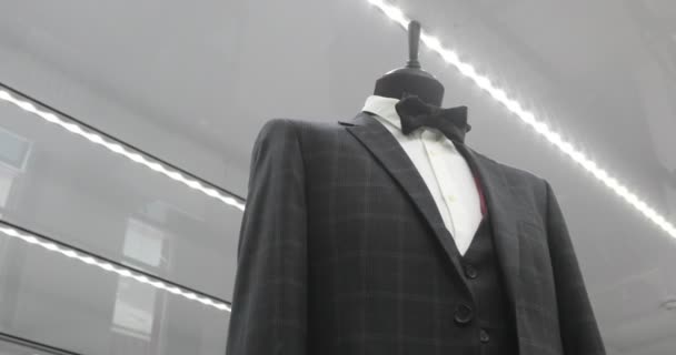 Stilvoller Herrenanzug. Herrenjacke auf einer Schaufensterpuppe. Herrenbekleidung. Bekleidungsgeschäft. Einkaufen in Boutiquen. — Stockvideo
