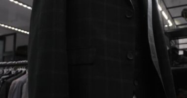 Erkek Giyim Mağazası iç. Erkek takım elbise. Erkek gömlek. Pahalı butik. Satın alma bir butik giyim.