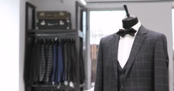 Interieur van mens kledingwinkel. Mens past. Heren shirts. Dure boutique. Het kopen van kleren in een boetiek. — Stockvideo