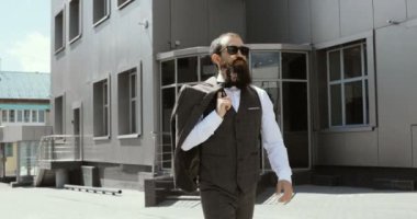 İş merkezleri sokaklarında yürüyüş iş adamı. Konsept: bir yeni iş seyahat dünya, iletişim, kişiler, yeni anlaşma, başarı,.