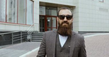 Kameraya bakarak ve gülümseyen çekici şık genç adam portresi