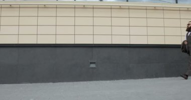 İş bölgesi sokaklarında yürüyüş işadamı görüntüsünü izleyin