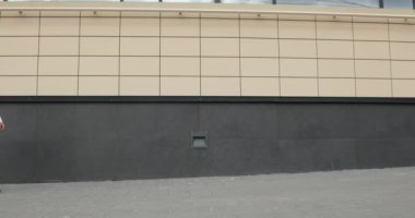 İş bölgesi sokaklarında yürüyüş işadamı görüntüsünü izleyin