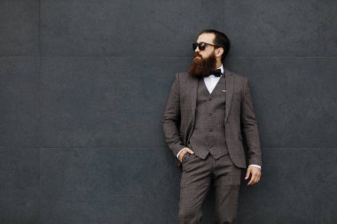 cityscape içinde belgili tanımlık geçmiş ile çok ilginç bir görünüm ile sakallı adam