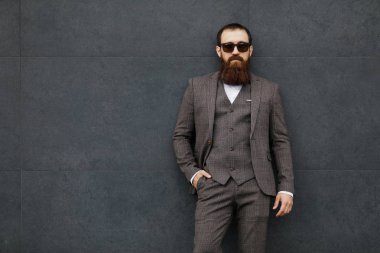 cityscape içinde belgili tanımlık geçmiş ile çok ilginç bir göz ile güneş gözlüğü sakallı adam