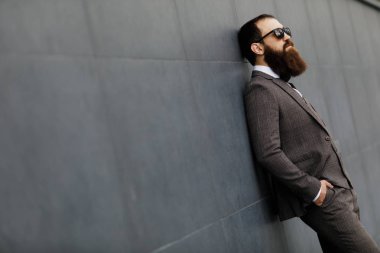 cityscape içinde belgili tanımlık geçmiş ile çok ilginç bir göz ile güneş gözlüğü sakallı adam