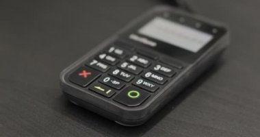 Alıcı ödemeyi kredi kartıyla yapar. Pin kodunu girin