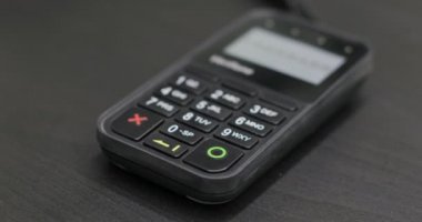 terminalde PIN kodunu girin. Kredi kartı Terminal dükkanında kullanarak