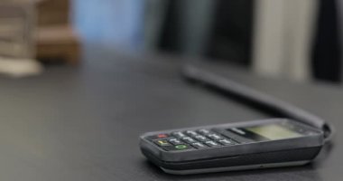 Mobil ödeme Paypass kullanan kişi yakın çekim çekim.