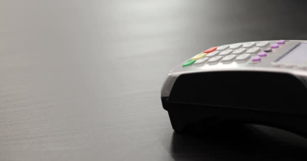 Close-up shot van de persoon die gebruik maakt van mobiel betalen Paypass. — Stockvideo