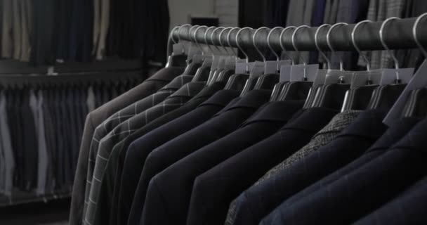Mens passen bij kleermakers shop. Mens handen Kies een jas in hun garderobe. Mannelijke kiezen — Stockvideo