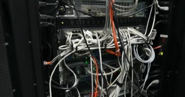 Led ışıkları yanıp sönen ile çalışan veri sunucuları tarafında geri