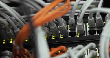 Işıklar ve bağlantıları ağ sunucusunda. yüklü ağ medya dönüştürücüler ve ethernet anahtarları