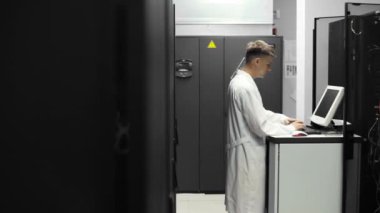 Bu büyük veri merkezi raf tipi sunucular tam bir compuiter teknisyen çalışır. O ishal teşhis ve bakım willkommen sistemi.