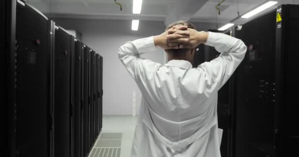 Erkek teknisyen Bu kafasına tutunur. Sunucu ile sorun. hacker saldırı büyük Dara Merkezi — Stok video
