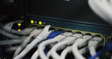 Işıklar ve bağlantıları ağ sunucusunda. yüklü ağ medya dönüştürücüler ve ethernet anahtarları