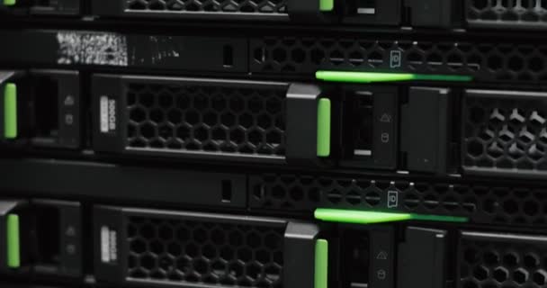 Cluster rack server in un data center. Supercomputer. Server di rete in un data center — Video Stock