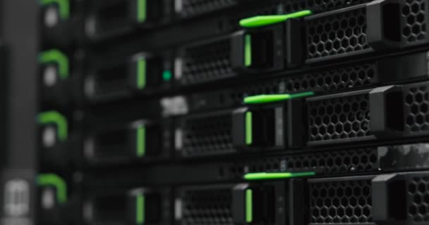 Servercluster rek in een datacenter. Supercomputer. Netwerkservers in een datacenter — Stockvideo