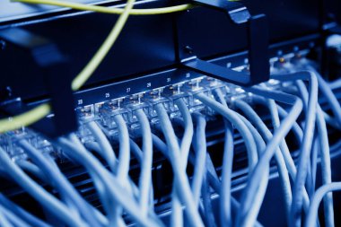 Veri merkezinde ağ paneli, anahtar ve kablo