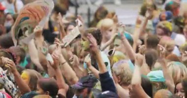 Novosibirsk Rusya - 21.07.2018: kalabalık Holi Festival renkler üzerinde dans ediyor. İnsan kalabalığı renkli toz ve having fun.