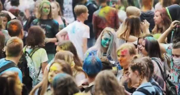 러시아 노보시비르스크-21.07.2018: 색상의 Holi 축제에 군중을 춤. 사람의 색깔 분말과 재미. — 비디오